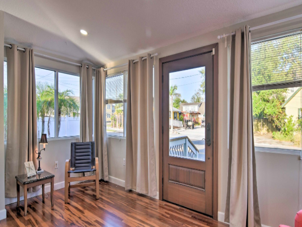 Vibrant 2 bedroom Dunedin Getaway