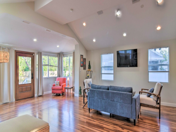Vibrant 2 bedroom Dunedin Getaway