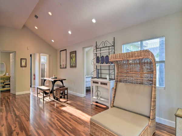 Vibrant 2 bedroom Dunedin Getaway