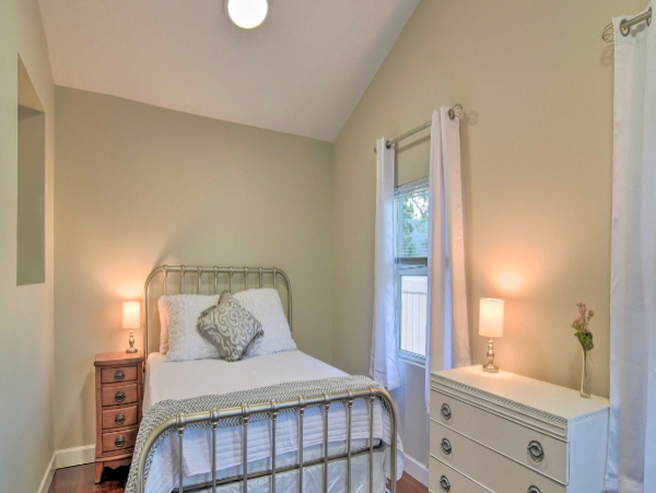 Vibrant 2 bedroom Dunedin Getaway