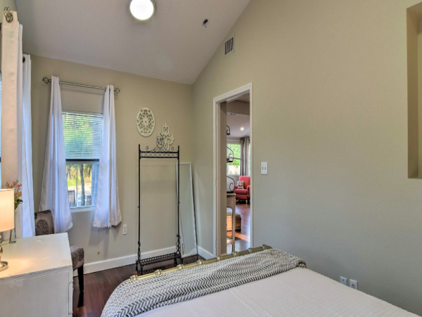 Vibrant 2 bedroom Dunedin Getaway