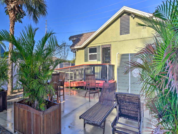 Vibrant 2 bedroom Dunedin Getaway