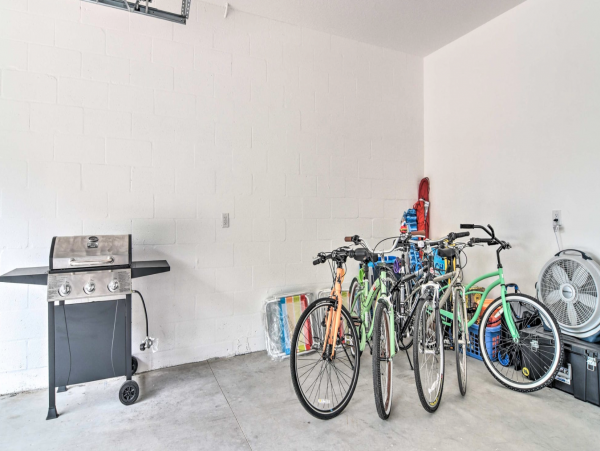 Dunedin Villa. Mile from the coast walkable to restaurants