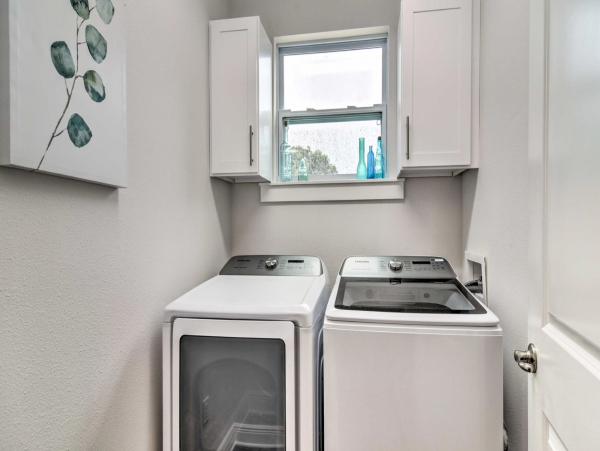 Dunedin Villa. Mile from the coast walkable to restaurants