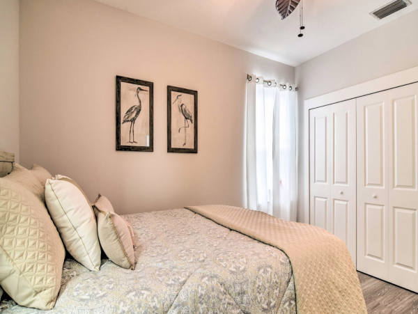 Dunedin Villa. Mile from the coast walkable to restaurants