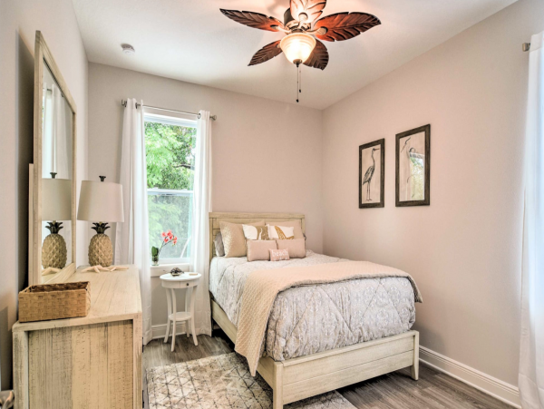 Dunedin Villa. Mile from the coast walkable to restaurants