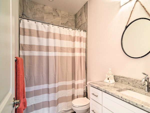 Dunedin Villa. Mile from the coast walkable to restaurants