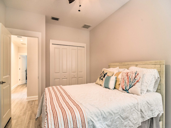 Dunedin Villa. Mile from the coast walkable to restaurants