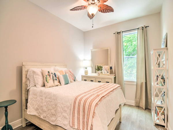 Dunedin Villa. Mile from the coast walkable to restaurants