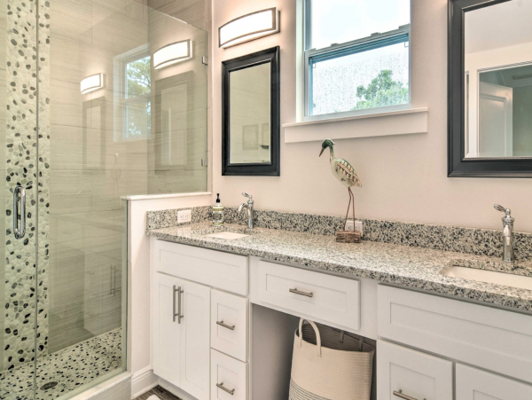 Dunedin Villa. Mile from the coast walkable to restaurants