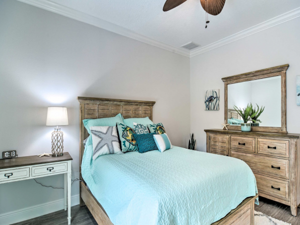 Dunedin Villa. Mile from the coast walkable to restaurants