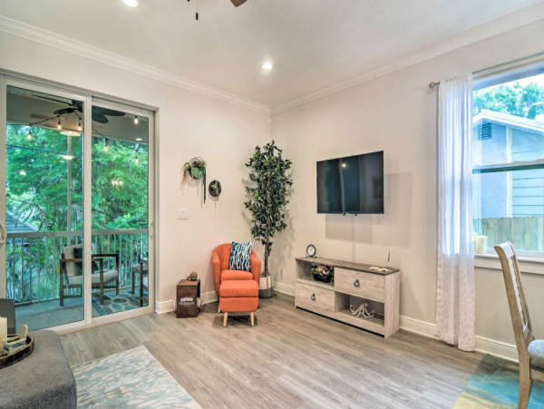 Dunedin Villa. Mile from the coast walkable to restaurants