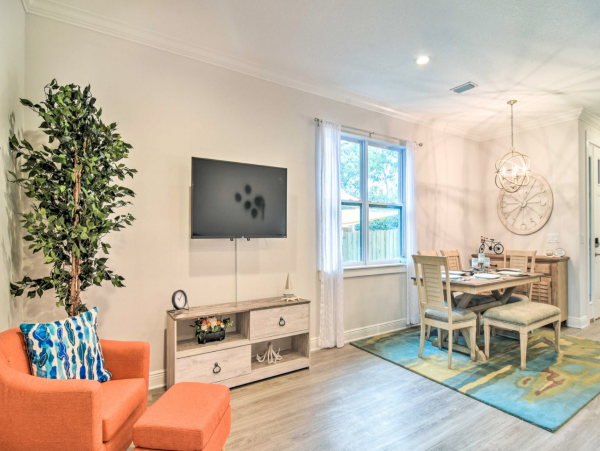 Dunedin Villa. Mile from the coast walkable to restaurants