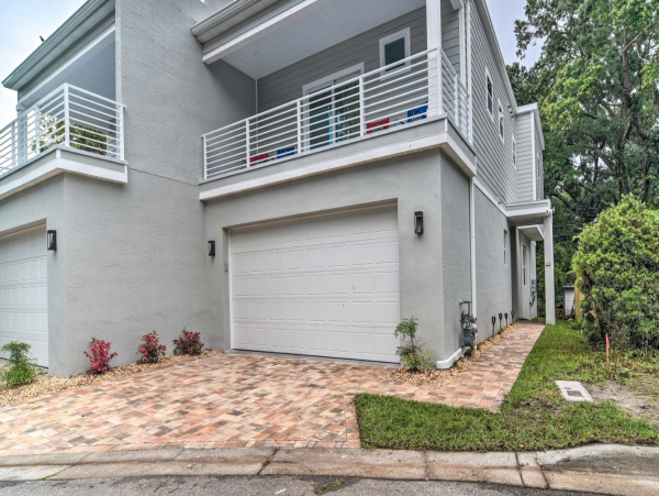 Dunedin Villa. Mile from the coast walkable to restaurants