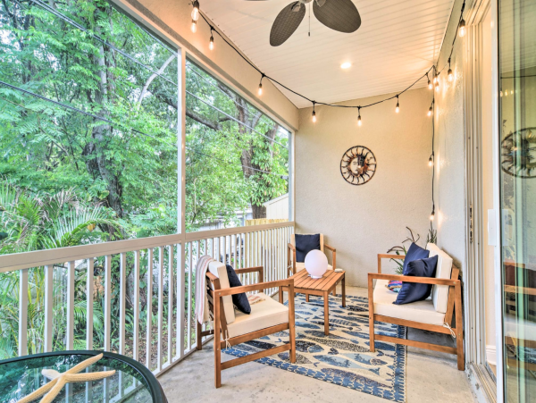 Dunedin Villa. Mile from the coast walkable to restaurants