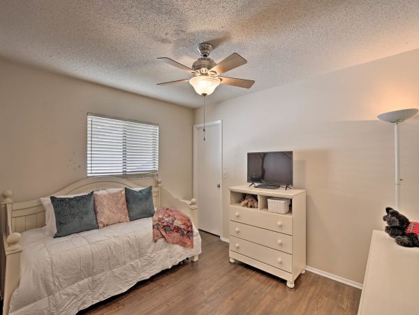 Palm Harbor Short Drive to Beach Vacation Home