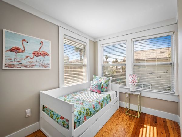 Comfortable Six Bedroom Cottage in Jacksonville Beach