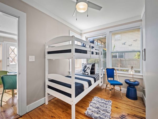 Comfortable Six Bedroom Cottage in Jacksonville Beach