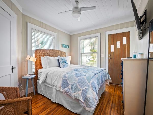 Comfortable Six Bedroom Cottage in Jacksonville Beach