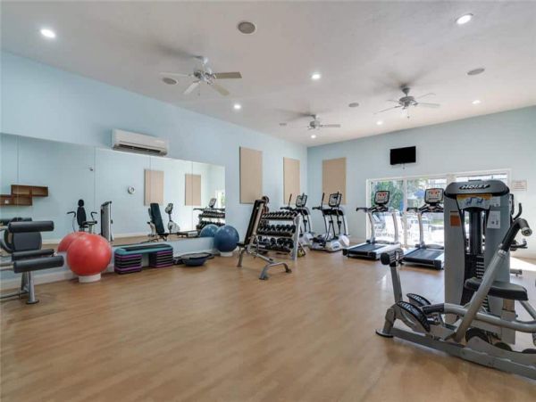 Lovely 2 Bedroom Condo with Private Beach Access