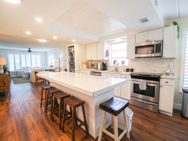 Lovely 2 Bedroom Condo with Private Beach Access