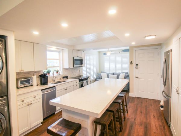 Lovely 2 Bedroom Condo with Private Beach Access