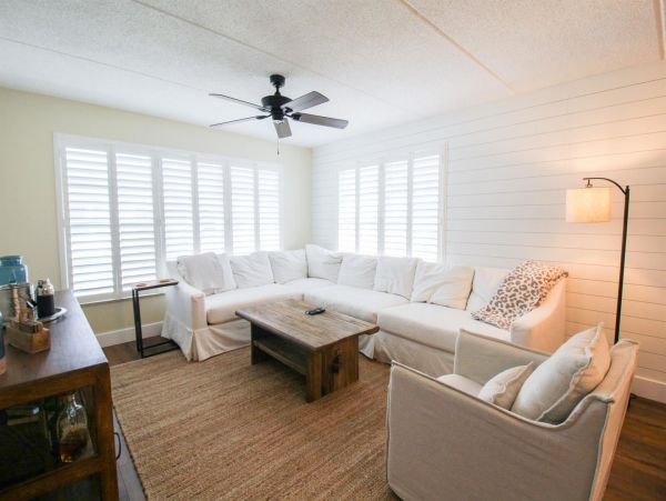Lovely 2 Bedroom Condo with Private Beach Access