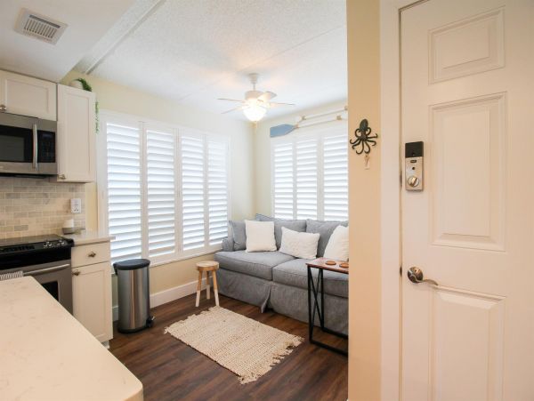 Lovely 2 Bedroom Condo with Private Beach Access