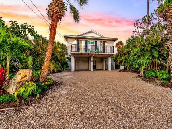 Anna Maria Vacation Home Three Bedroom Walk to Beach