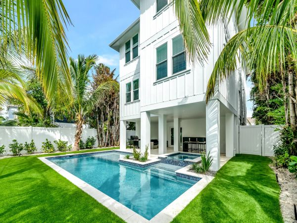 An Island Paradise with Rooftop Views of Bay & Gulf