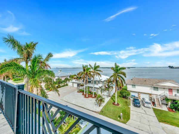 An Island Paradise with Rooftop Views of Bay & Gulf