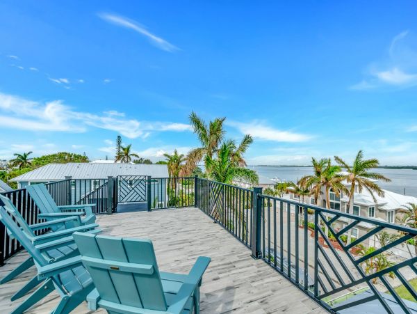 An Island Paradise with Rooftop Views of Bay & Gulf