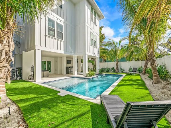 An Island Paradise with Rooftop Views of Bay & Gulf