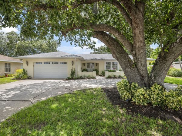 West Bradenton Three Bedroom Vacation Home with Caged Pool