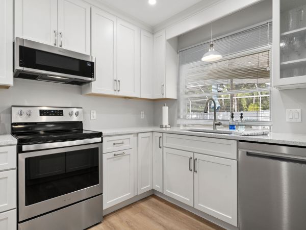 West Bradenton Three Bedroom Vacation Home with Caged Pool