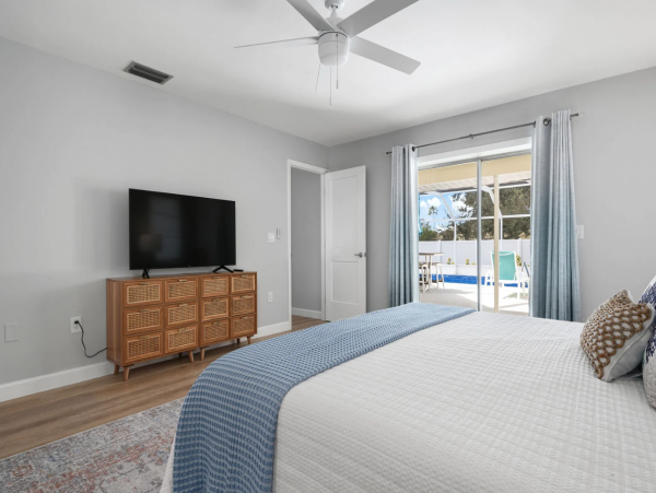 West Bradenton Three Bedroom Vacation Home with Caged Pool