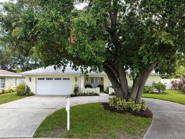 West Bradenton Three Bedroom Vacation Home with Caged Pool
