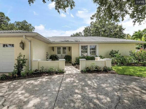 West Bradenton Three Bedroom Vacation Home with Caged Pool