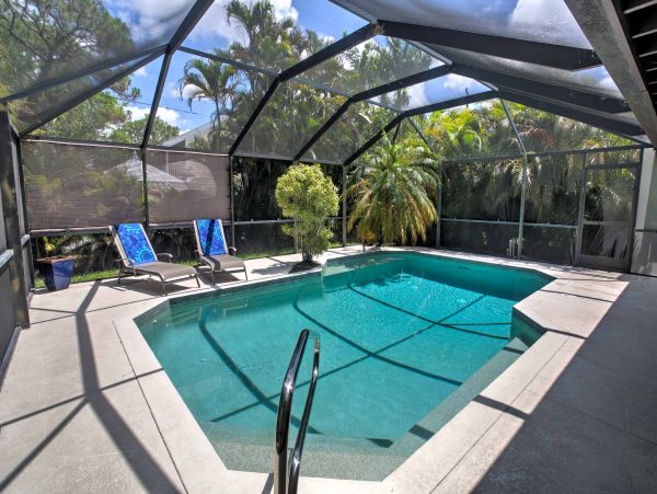 Charming Vacation Bungalow A Stroll to Bluebill Beach With Pool
