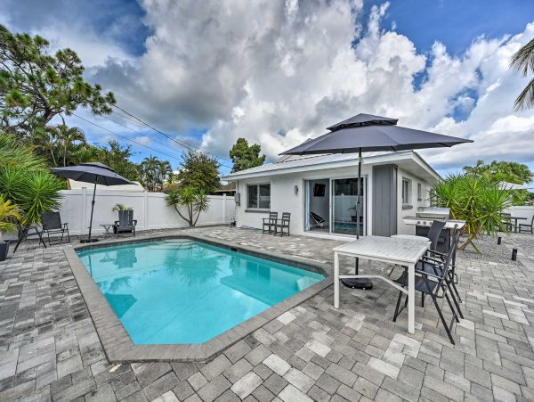 Modern Three Bedroom Oasis Almost On the Beach Naples Park
