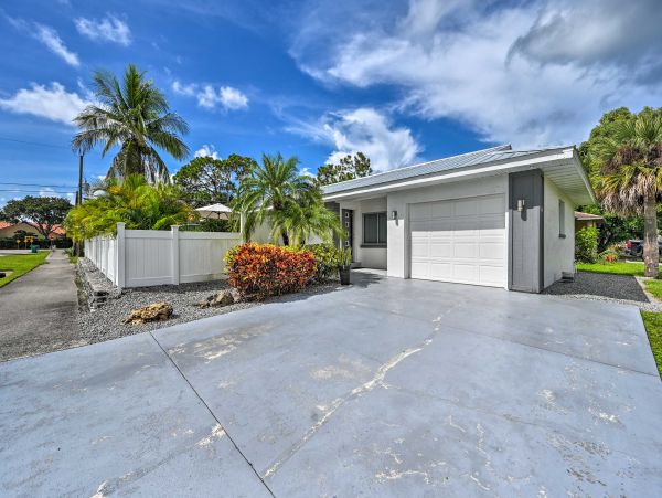 Modern Three Bedroom Oasis Almost On the Beach Naples Park