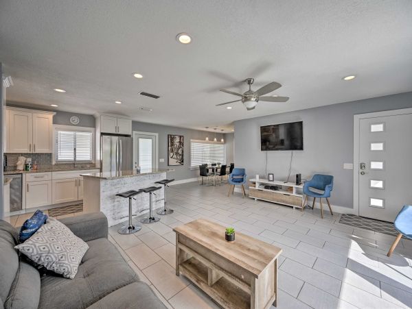Modern Three Bedroom Oasis Almost On the Beach Naples Park