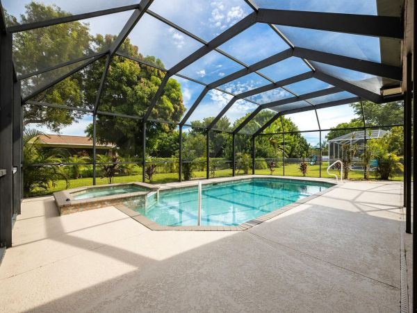 Cape Coral 3 Bedroom Vacation Home Pool & Spa