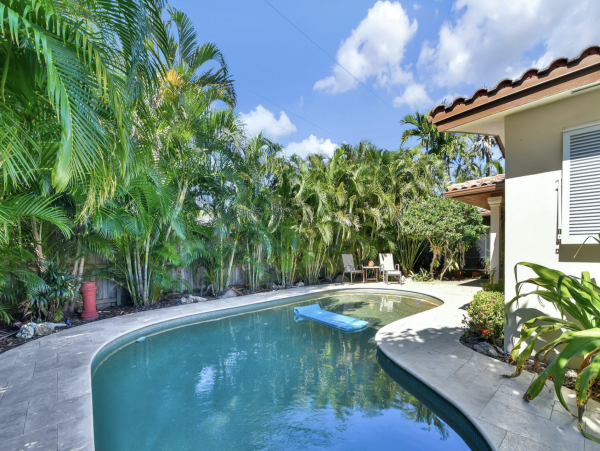 Stylish Vacation Home with Pool and lovely Outdoor Area.