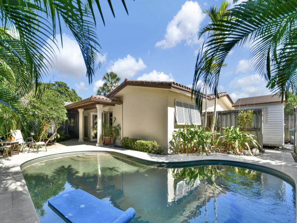 Stylish Vacation Home with Pool and lovely Outdoor Area.