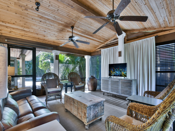 Stylish Vacation Home with Pool and lovely Outdoor Area.