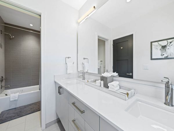 Luxury 3 Bedroom Townhome with Grill & Views