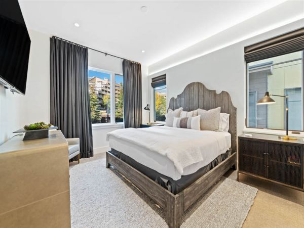 Luxury 3 Bedroom Townhome with Grill & Views