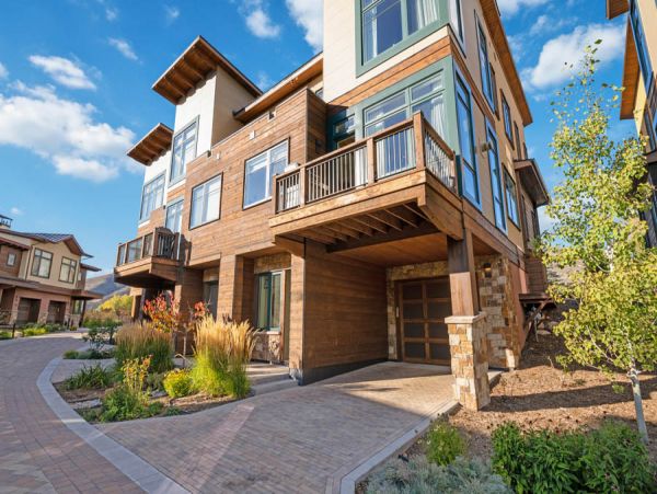 Luxury 3 Bedroom Townhome with Grill & Views