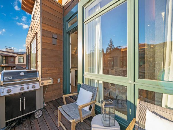 Luxury 3 Bedroom Townhome with Grill & Views